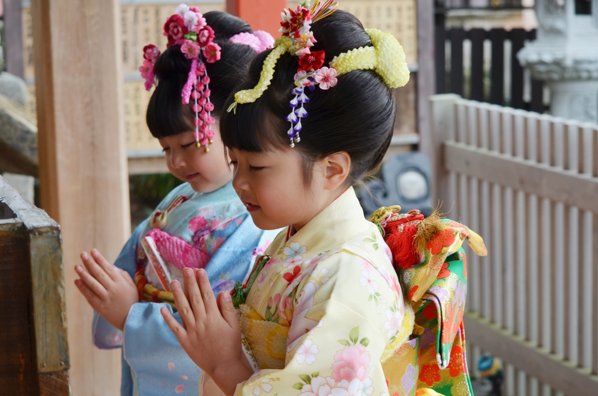 七五三の髪型「桃割れ」とは?特徴やアレンジ、似合う着物まで解説 | スタジオもなみコラム記事