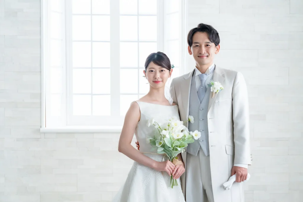 フォトウエディングをスタジオで撮影する新郎新婦