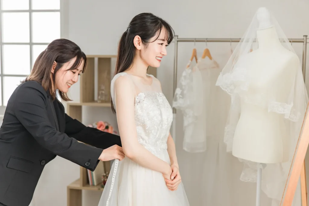 フォトウエディング衣装を試着する花嫁