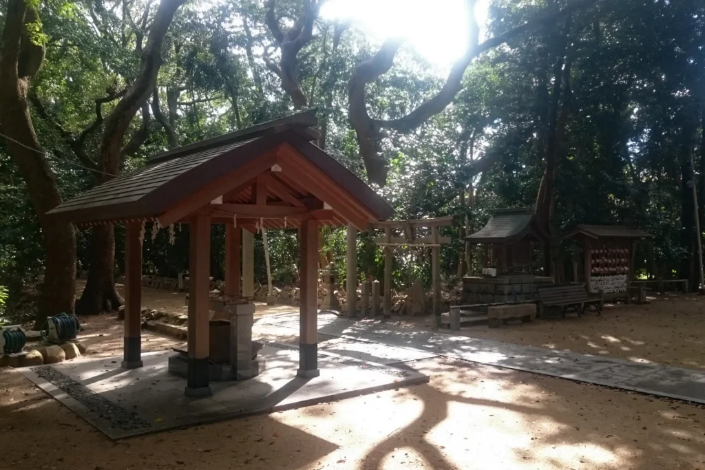 こぢんまりとした神社の参道で落ち着いた空気感