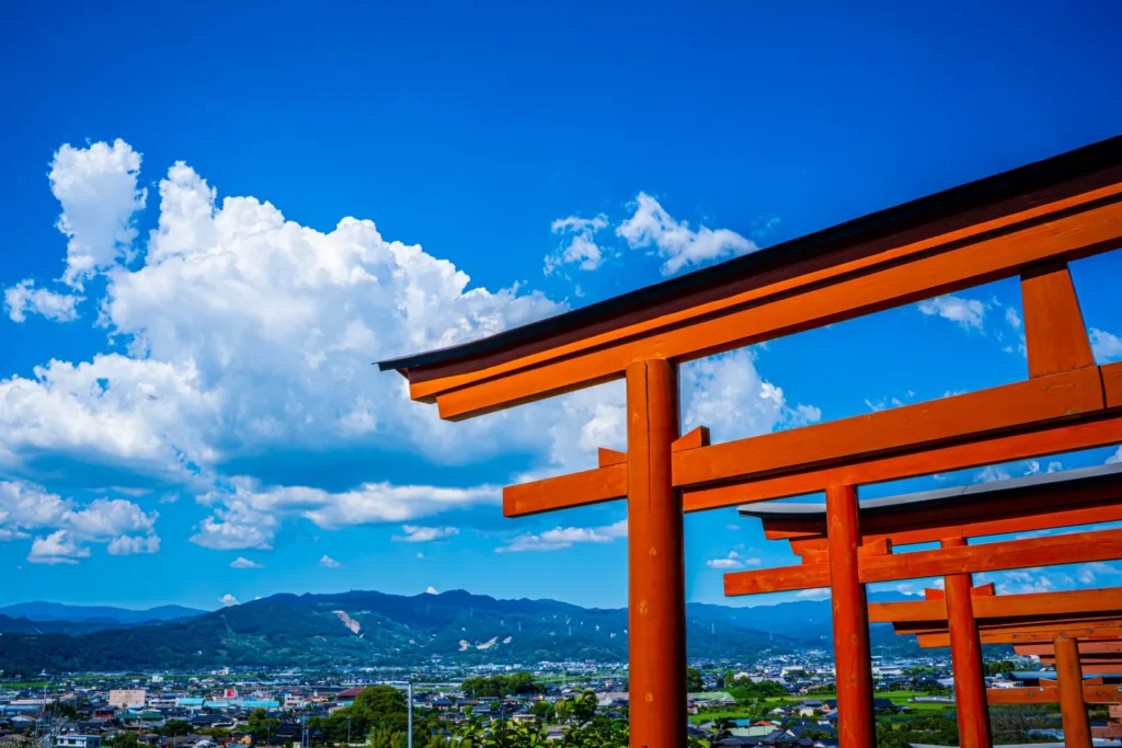 赤い鳥居のクローズアップ