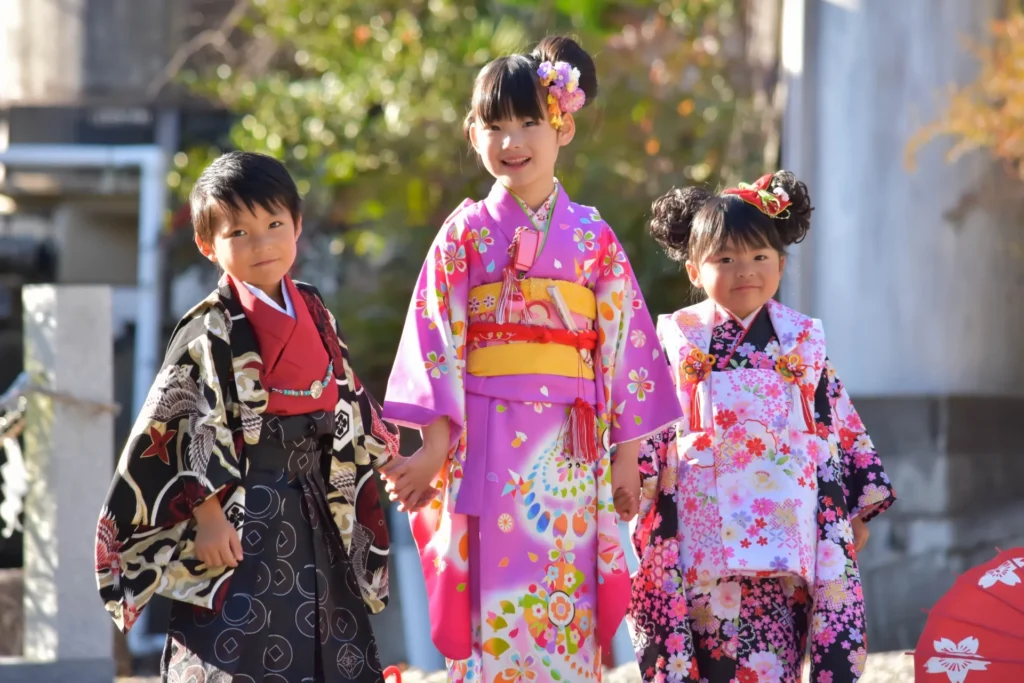 七五三で手をつないで歩く兄弟の写真