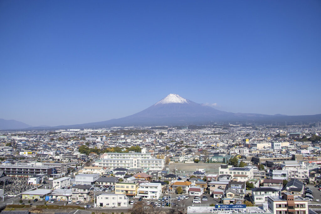 富士山を背景にした富士市の街並み