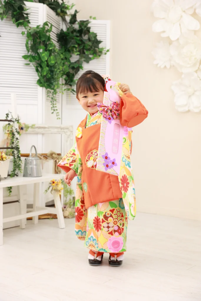 七五三撮影で笑顔を見せる女の子の写真