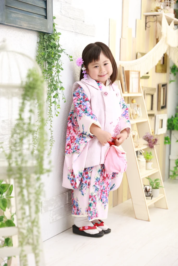 七五三3歳女の子、薄ピンクに花柄の着物で落ち着いた印象のコーディネート 