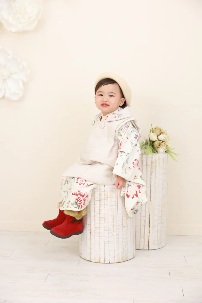 七五三3歳女の子、白地に花柄の着物に赤いブーツとベレー帽を合わせた洋風ミックスコーデ