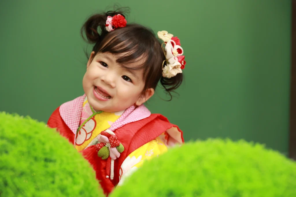 七五三3歳女の子、髪飾りと被布小物のアップ