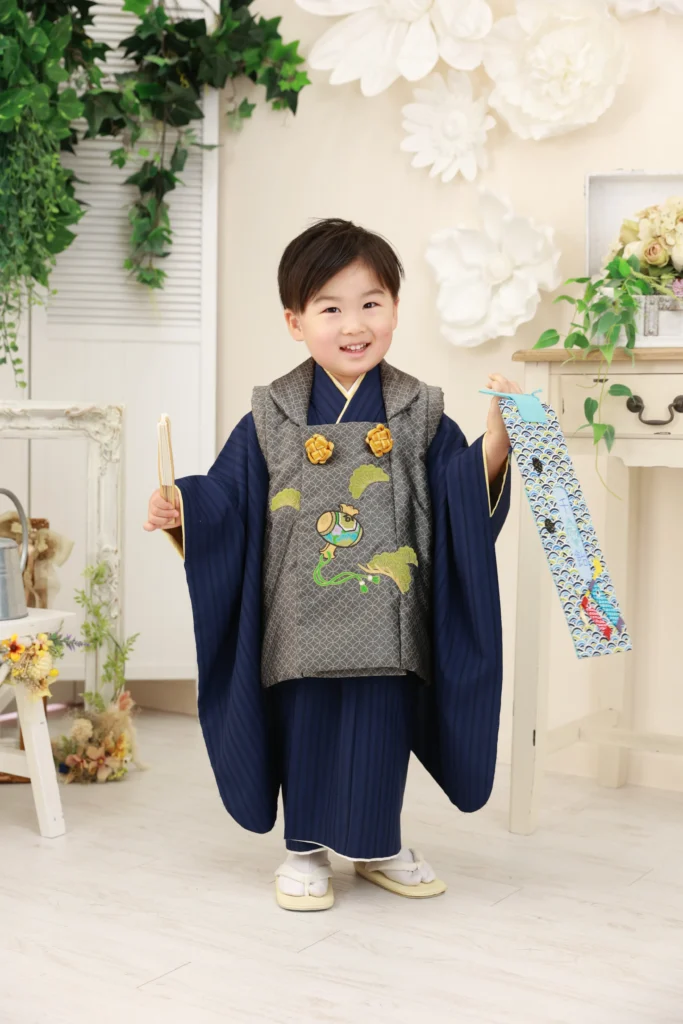 七五三3歳男の子、紺の羽織に古典柄を合わせたクラシックなコーディネート