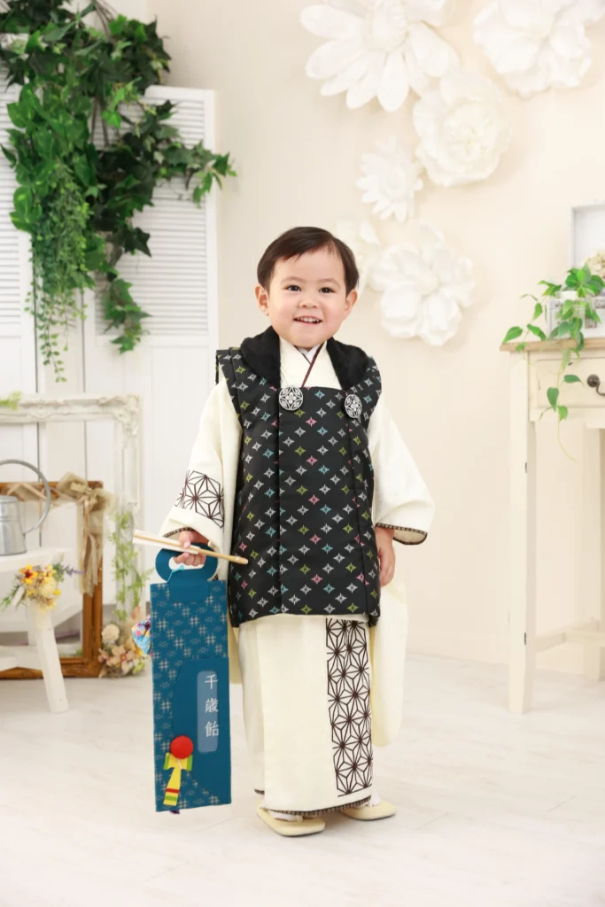 七五三3歳男の子、白地に黒の被布を合わせたシックなコーディネート