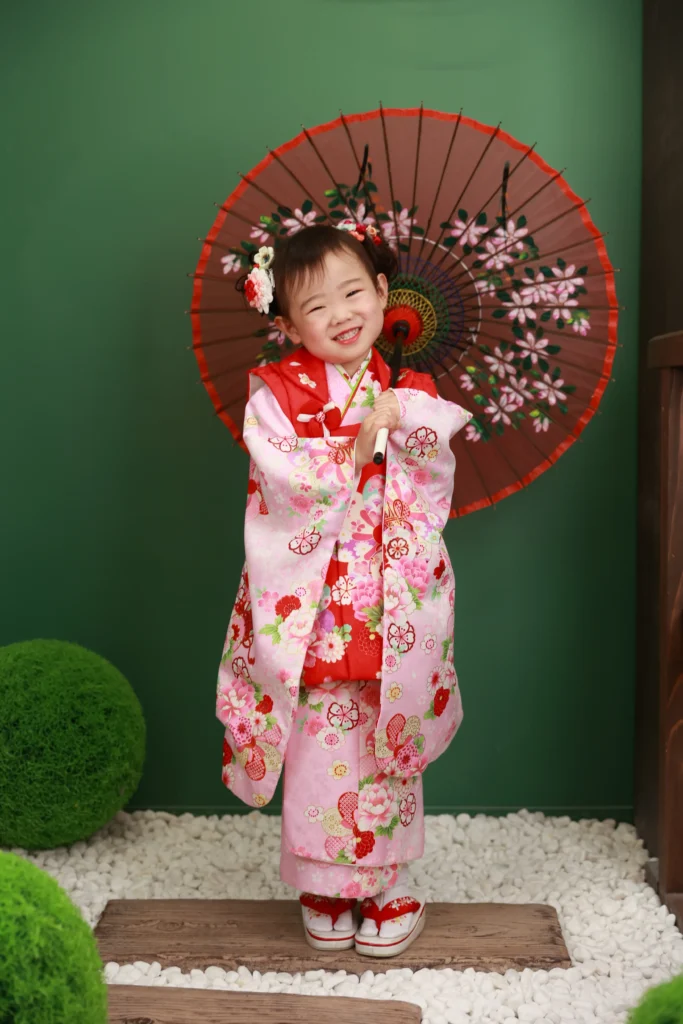 ピンクの花柄着物と赤の被布で華やかな七五三3歳スタイル
