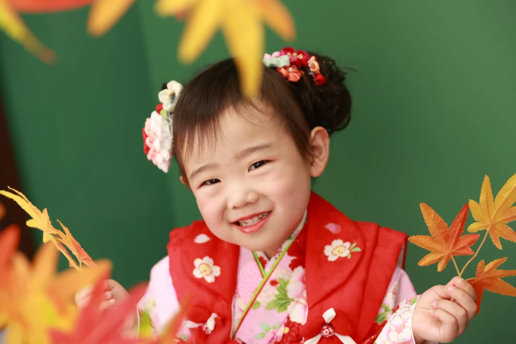 スタジオ撮影する七五三の女の子の写真
