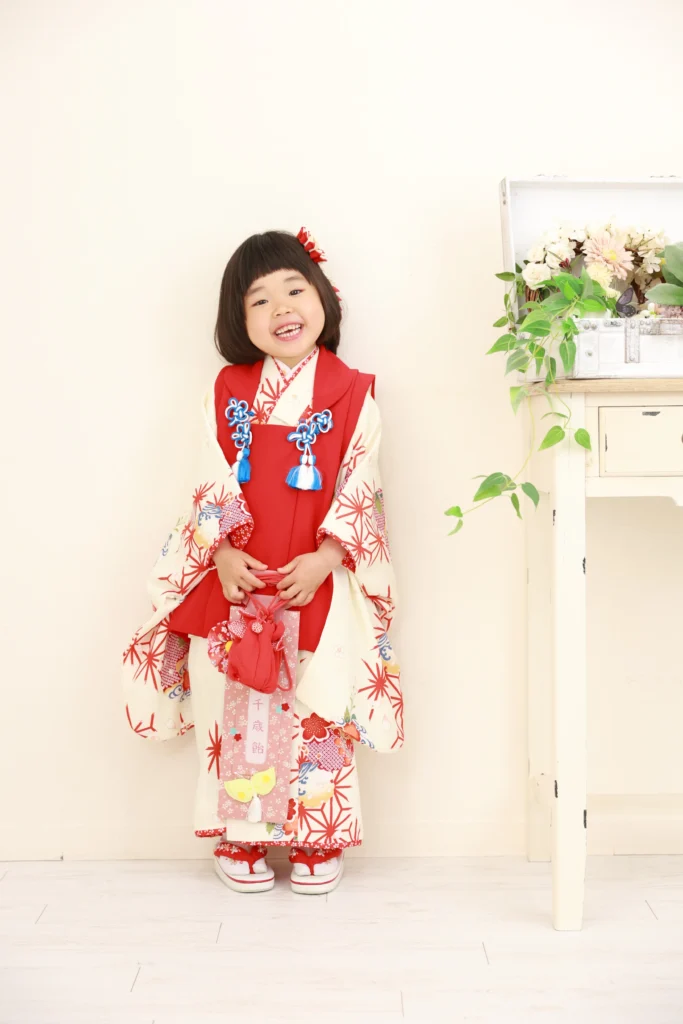 七五三で赤い着物を着た3歳の女の子の笑顔