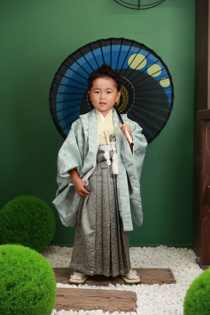 七五三5歳男の子、淡い羽織袴で爽やかなコーディネート