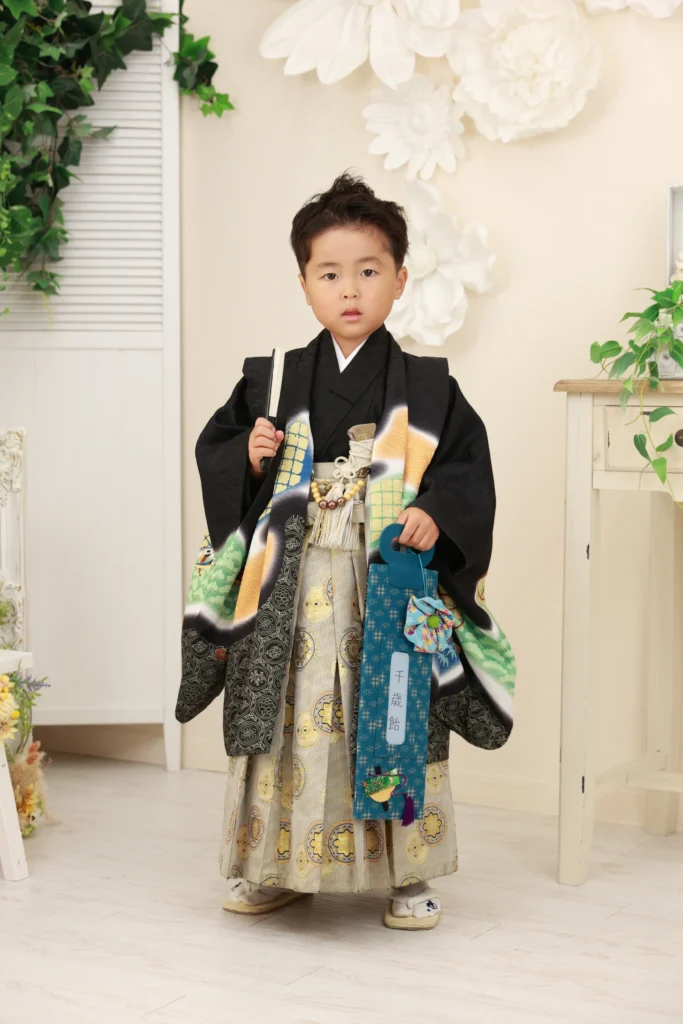 七五三5歳男の子、黒地に金柄の羽織袴で格式高いコーディネート