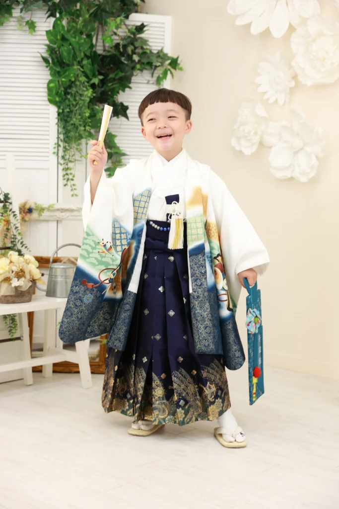 七五三5歳男の子、白い羽織に濃紺の袴を合わせた爽やかなコーディネート