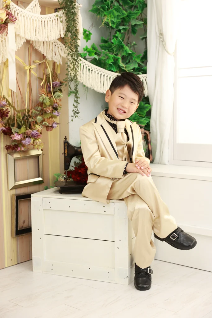 七五三5歳男の子、ゴールドのスーツ姿で大人っぽい印象の洋装コーディネート