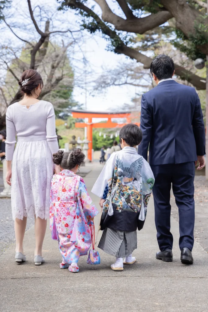 平日のお参りで落ち着いた雰囲気の七五三家族の後ろ姿