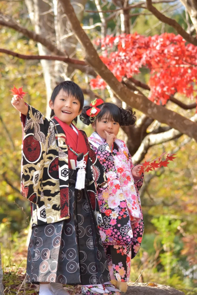 紅葉の季節に七五三撮影を楽しむ兄妹写真