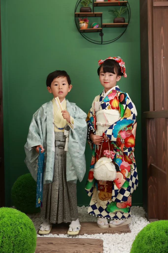 平日にスタジオ撮影を楽しむ七五三の兄妹