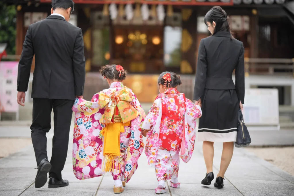 平日にゆったりお参りする七五三家族の写真