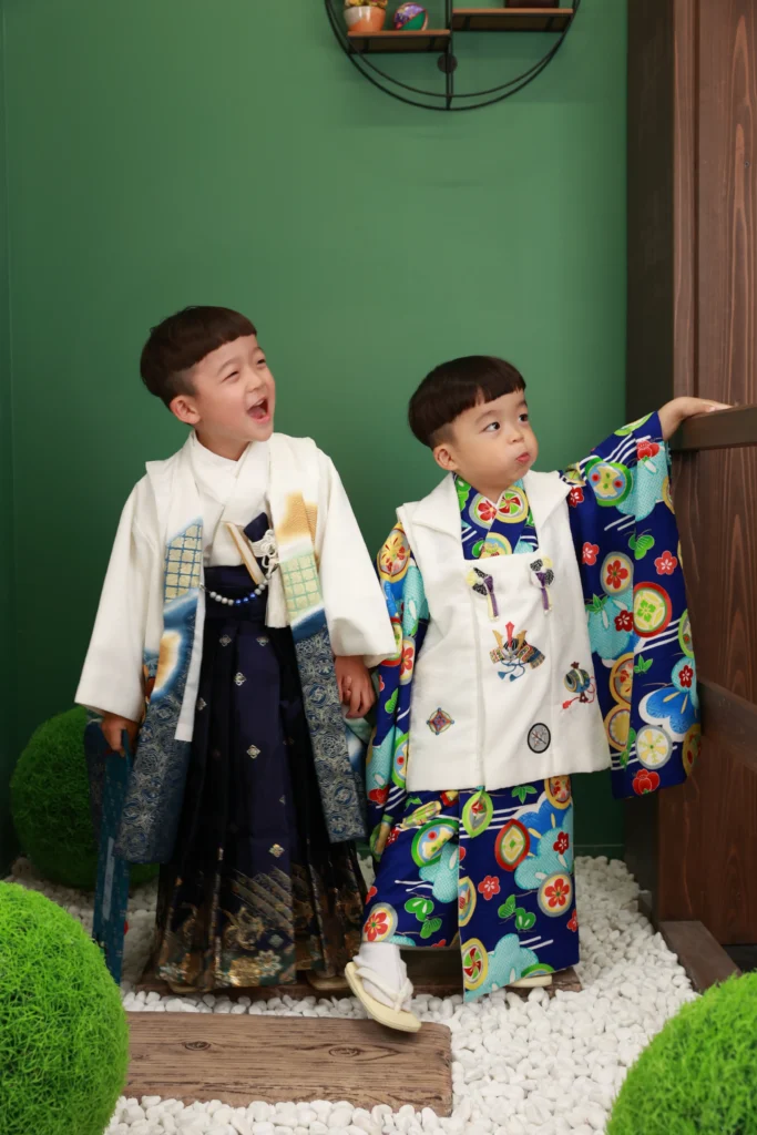 兄と並んで微笑む3歳男の子のナチュラルショートヘア