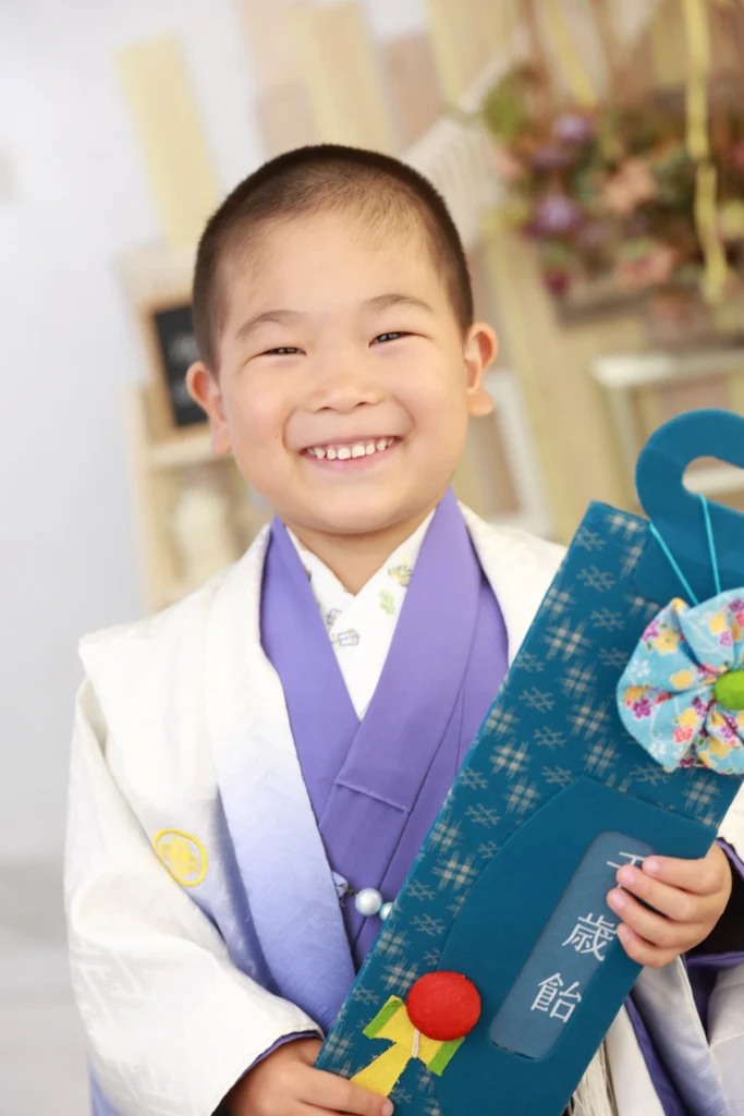 すっきり坊主ヘアで元気いっぱいの七五三5歳男の子