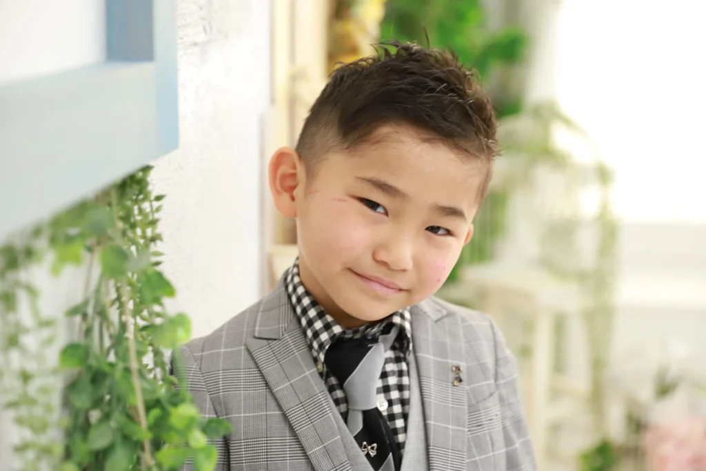ツーブロックのアップバングがかっこいいスーツ姿の七五三男の子