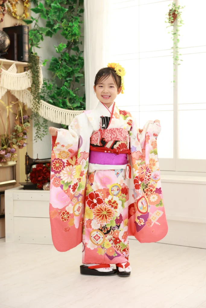 七五三7歳女の子、白地に赤とピンクの花柄の着物で華やかなコーディネート