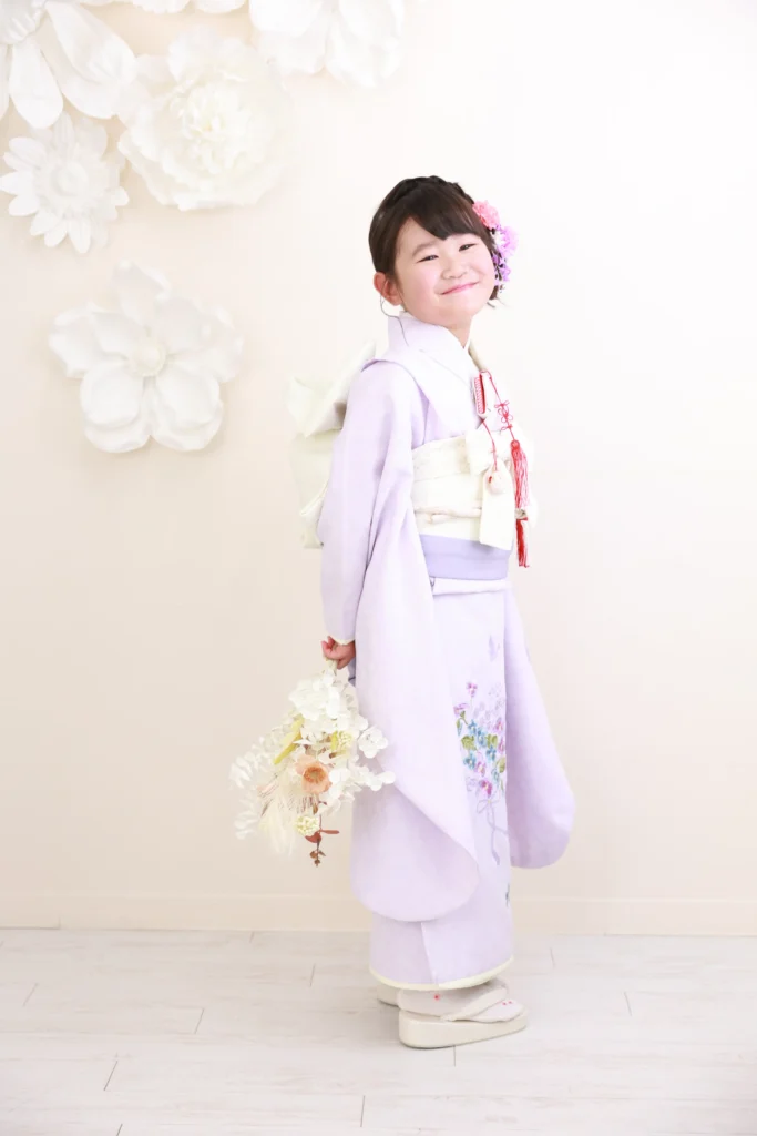 七五三7歳女の子、ラベンダー色のシンプルな着物で大人っぽいコーディネート