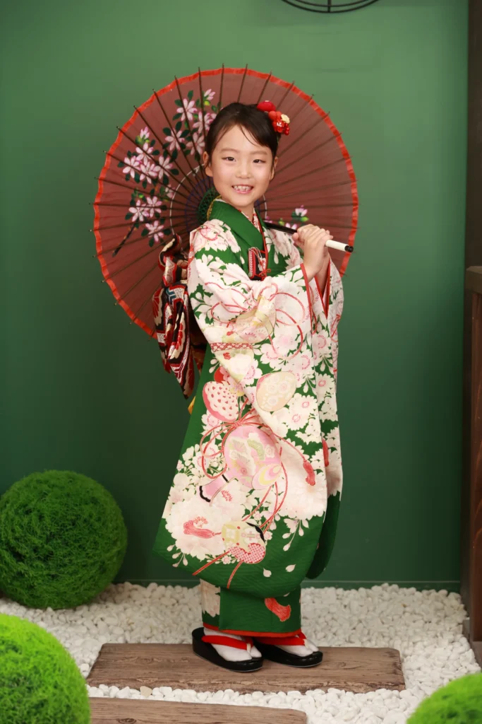 七五三7歳女の子、グリーン地に桜柄を合わせた華やかなコーディネート 