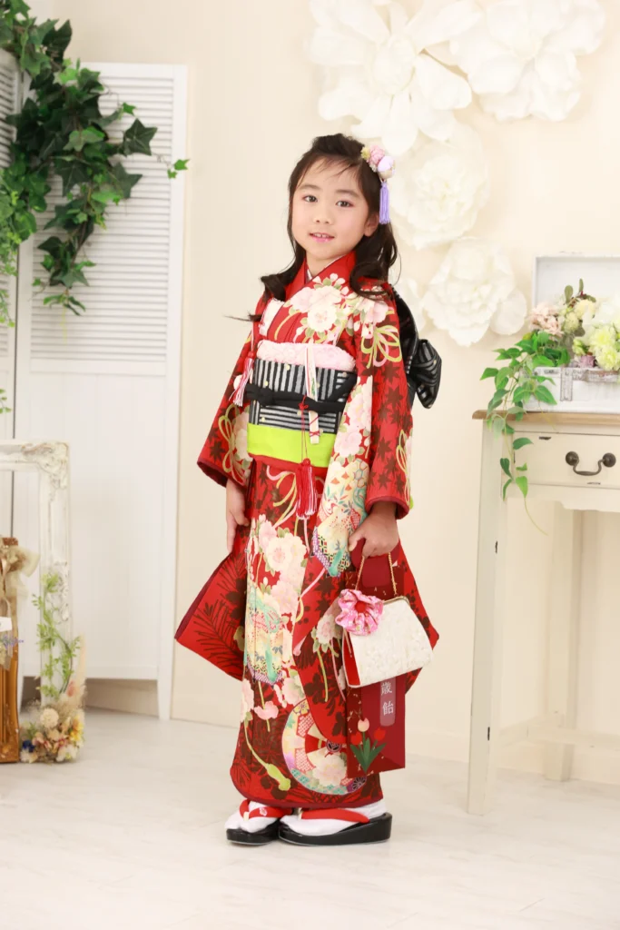 七五三7歳女の子、赤地に大きな花柄をあしらった豪華なコーディネート