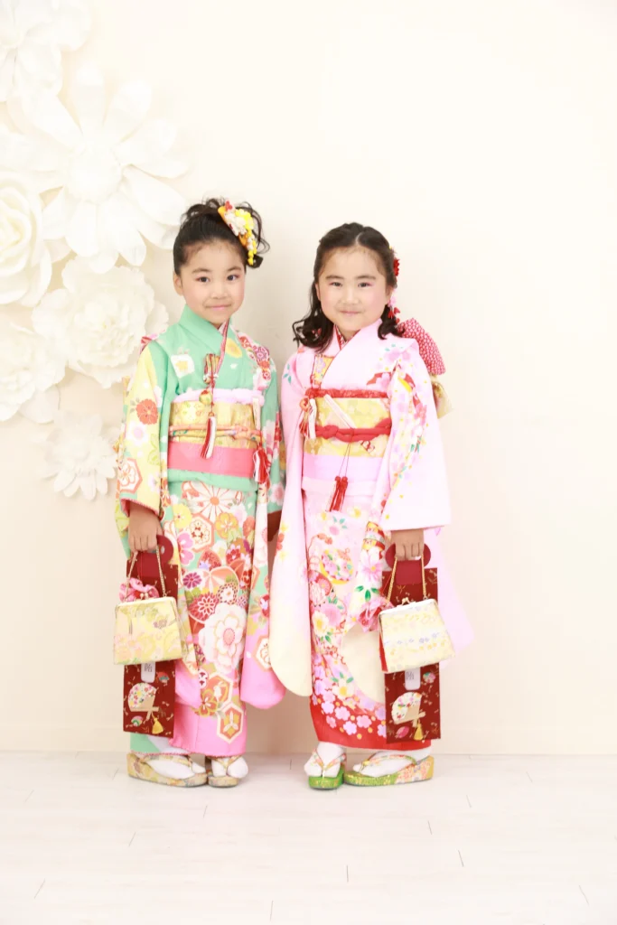 七五三7歳女の子、姉妹で並んで撮影した華やかなペアショット