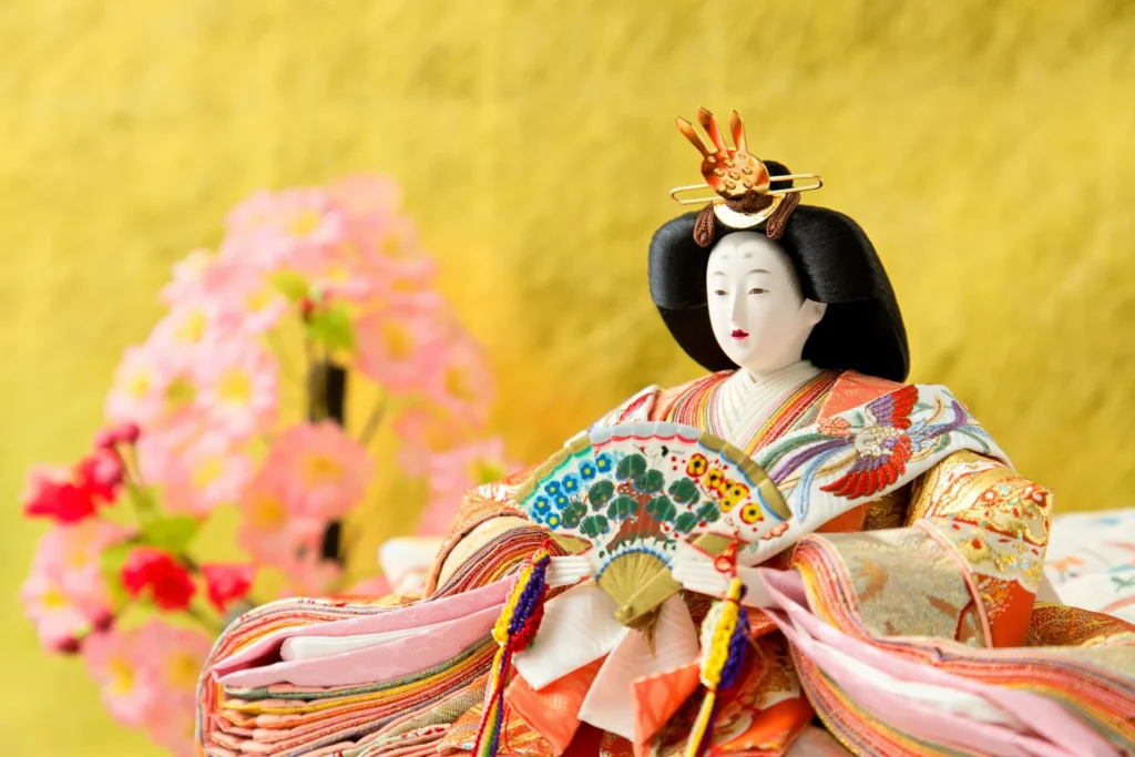 飾られた雛人形と桃の花の写真