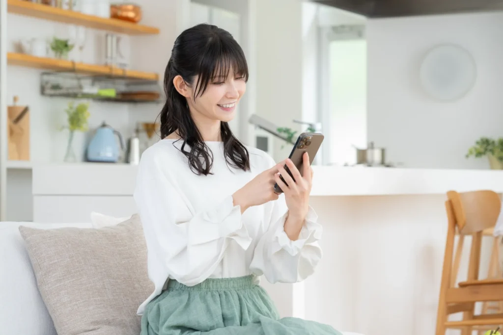 スマホでメッセージを送るイメージ写真