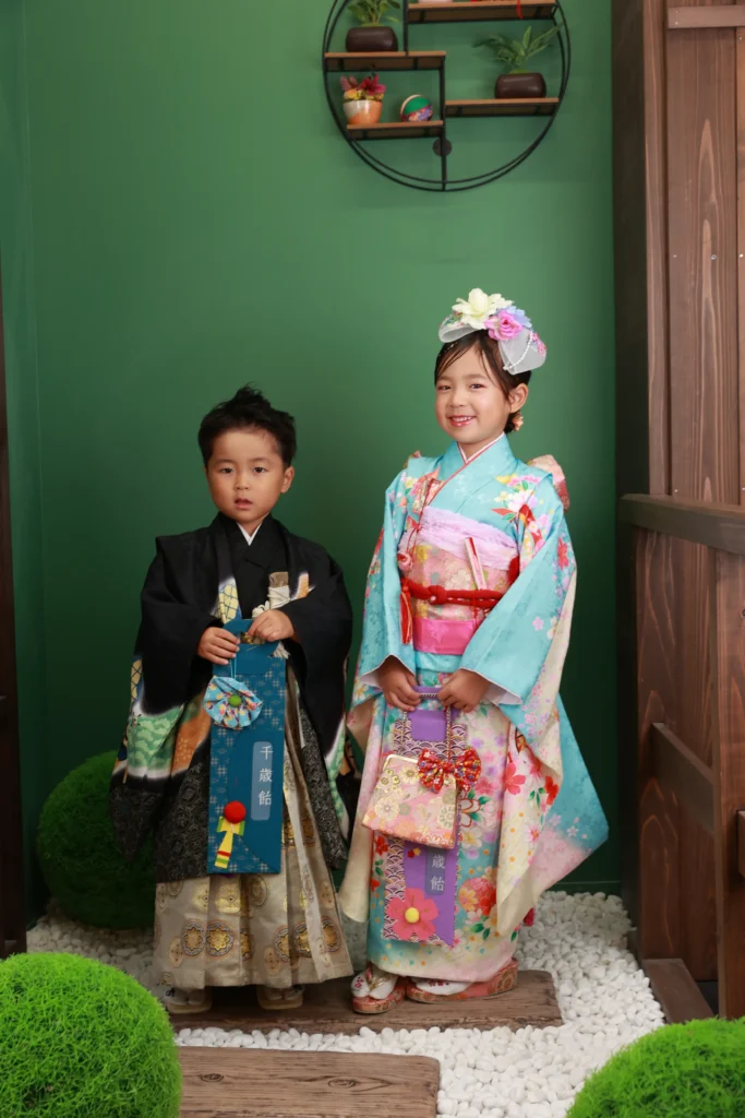 水色の着物と黒袴でバランスよくまとめた姉弟の七五三コーデ