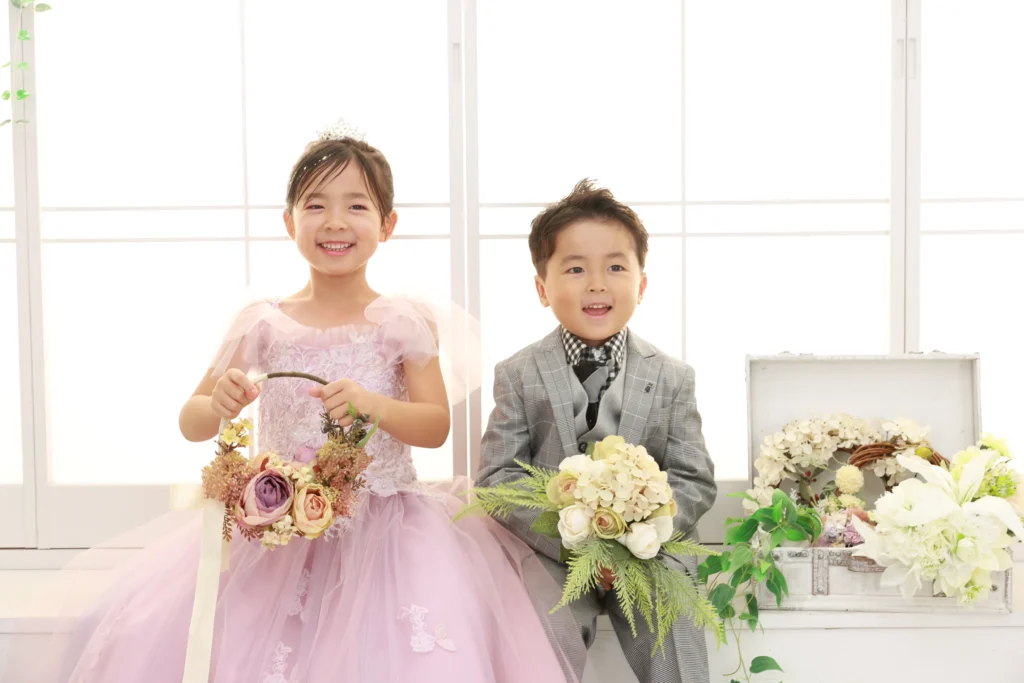 ラベンダードレスとグレースーツで柔らかく統一した姉弟の洋装