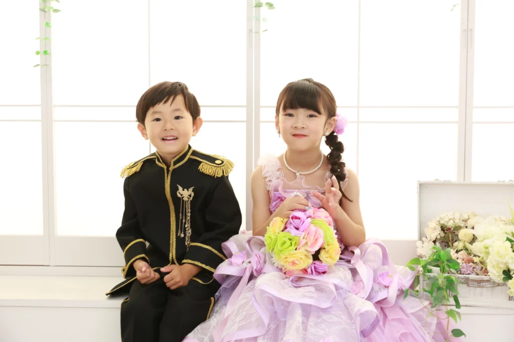 ピンクとブラックで統一した姉弟の洋装