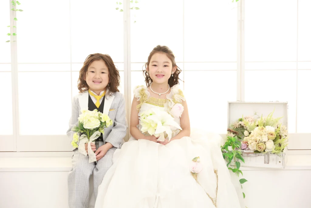 白ドレスとライトスーツで爽やかにまとめた姉弟の洋装