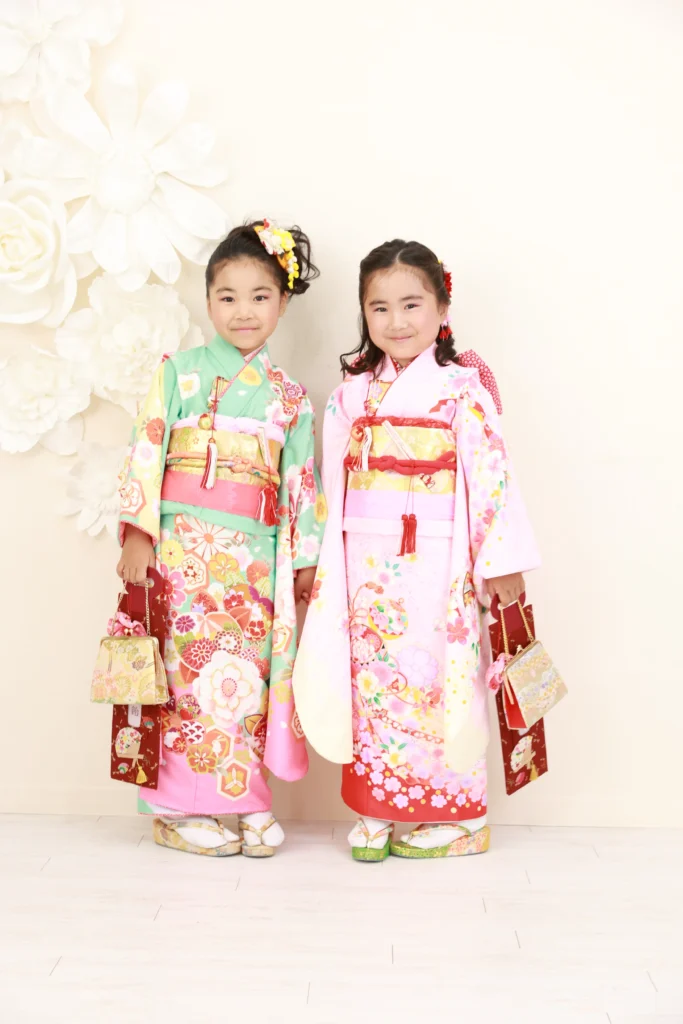 華やかな色使いで明るく仕上げた姉妹の七五三