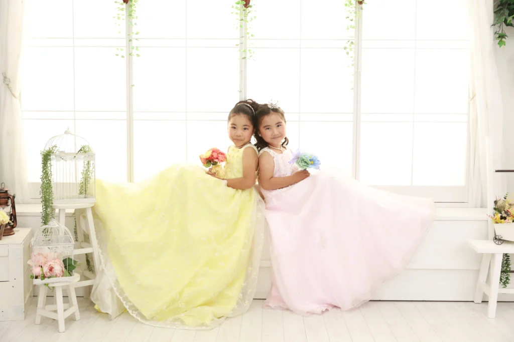 色違いドレスで仲良し感を楽しむ姉妹の洋装