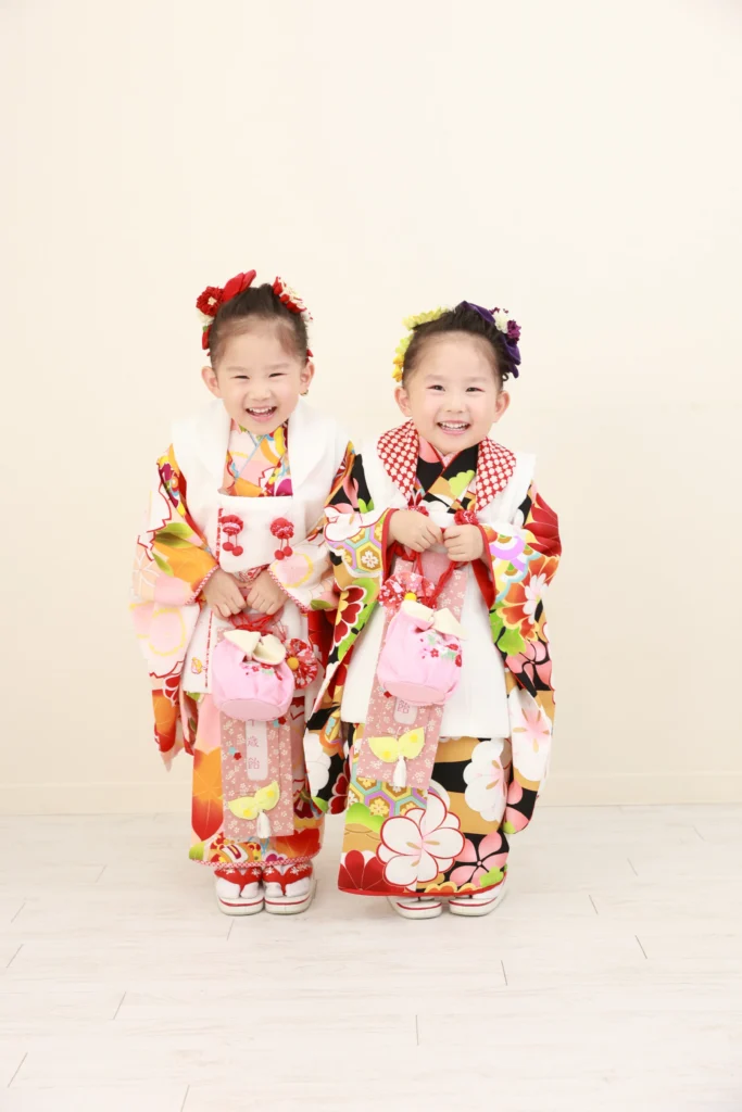 七五三の晴れ着を着た子どもの記念写真