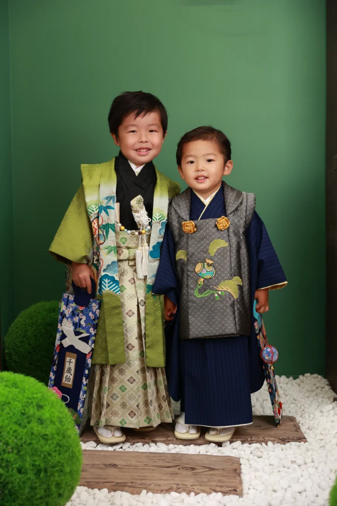 落ち着いた色で揃えた5歳と3歳の兄弟七五三