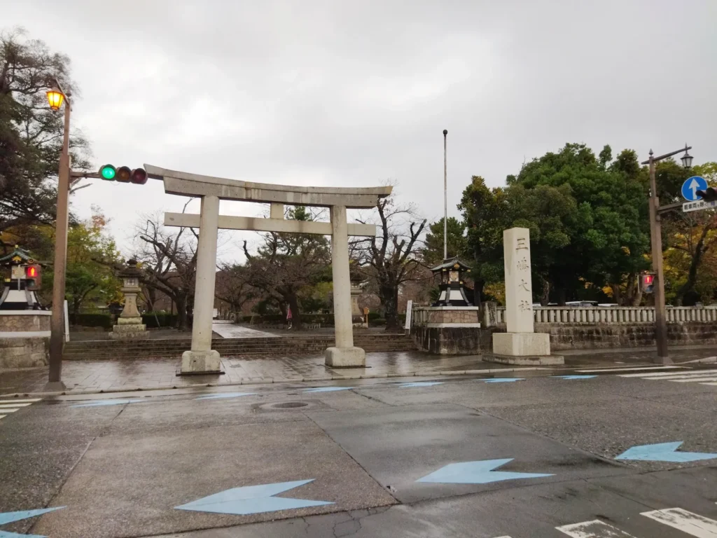 雨の日の三嶋大社の鳥居と濡れた参道