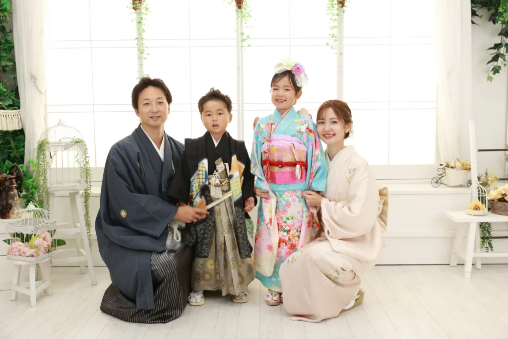 スタジオで笑顔の七五三撮影をする家族写真