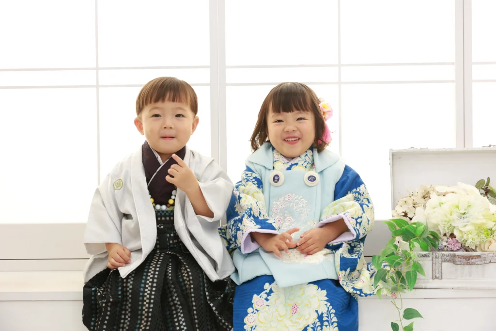笑顔で映る七五三きょうだい