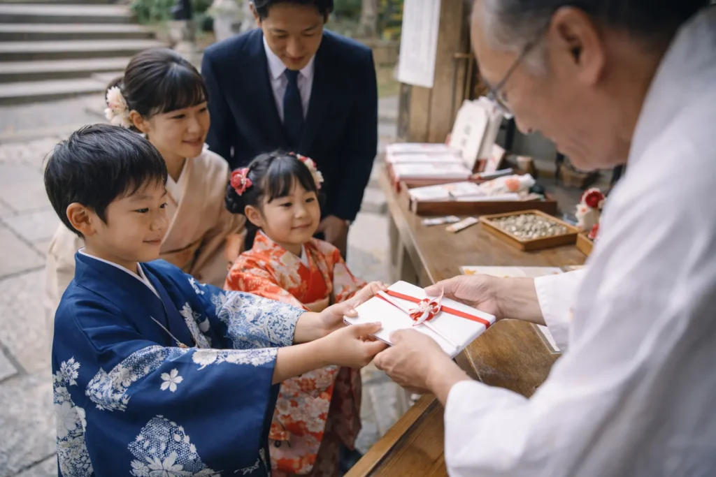 七五三のお参りで神社の受付に初穂料を納める様子