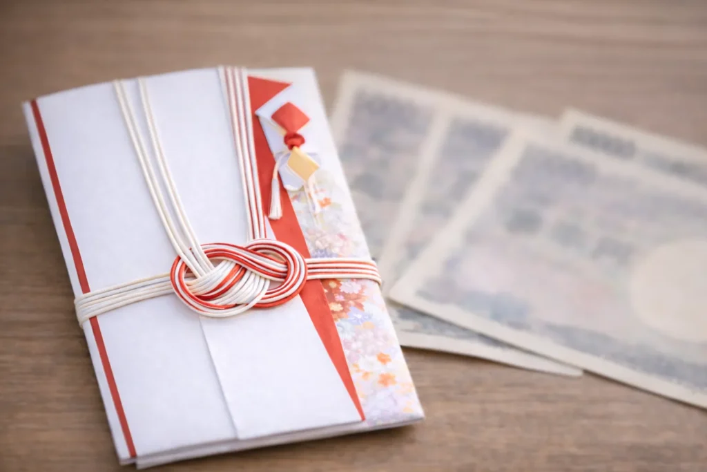 七五三の初穂料として用意された現金と祝儀袋のイメージ