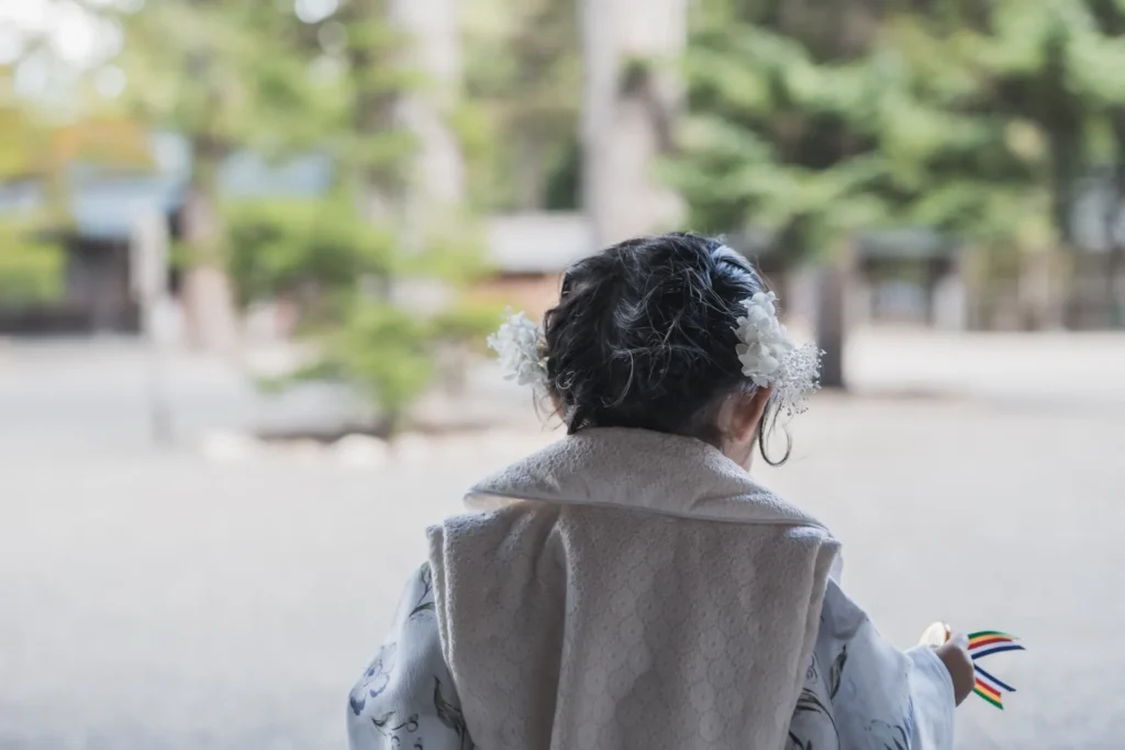 3歳の七五三で被布を着てお祝いする子どもの後ろ姿