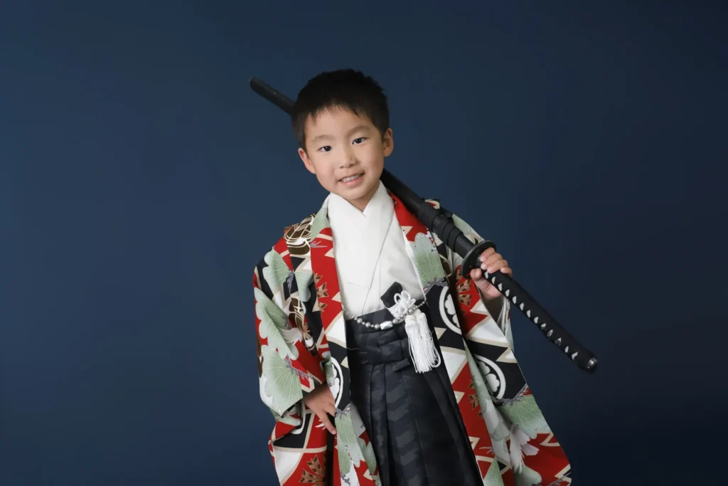 5歳の七五三で羽織袴を着て成長を祝う男の子