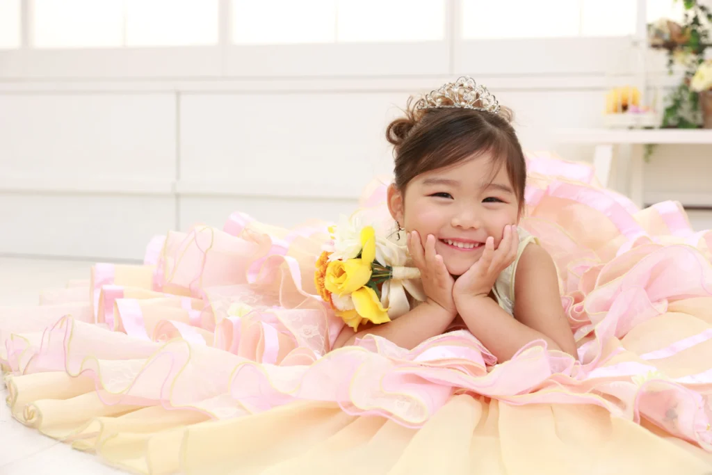 七五三ドレスで撮影する女の子